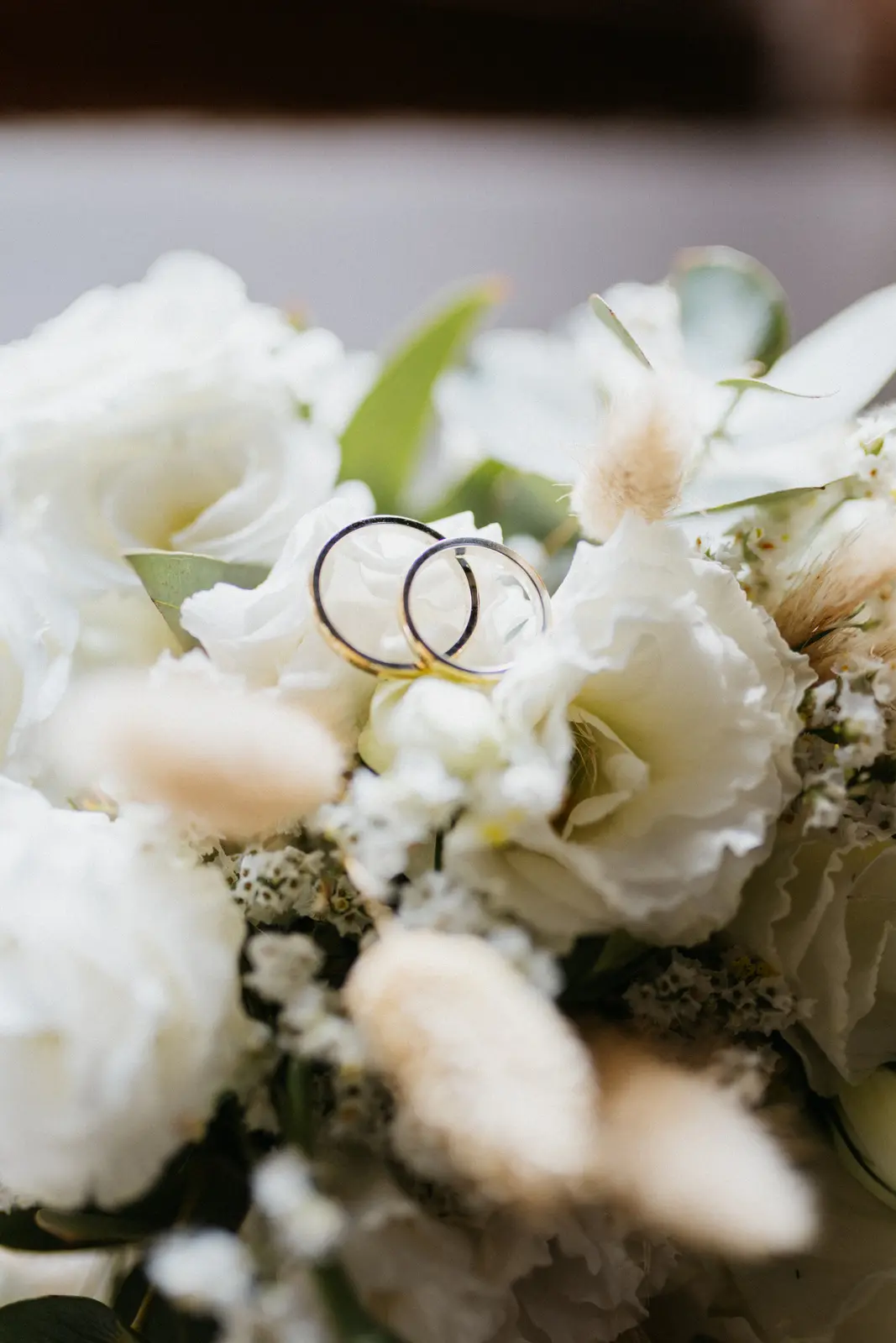 Alianzas y detalles florales de la boda