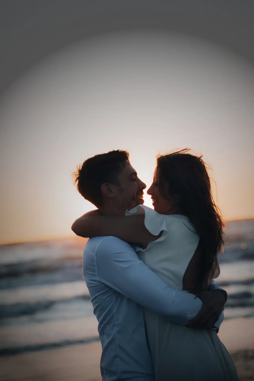Pareja abrazándose durante una sesión de boda